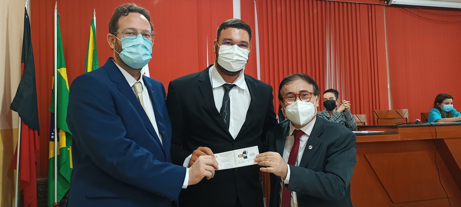 Dr. José Lucas de Oliveira Dantas recebendo a carteira da OAB